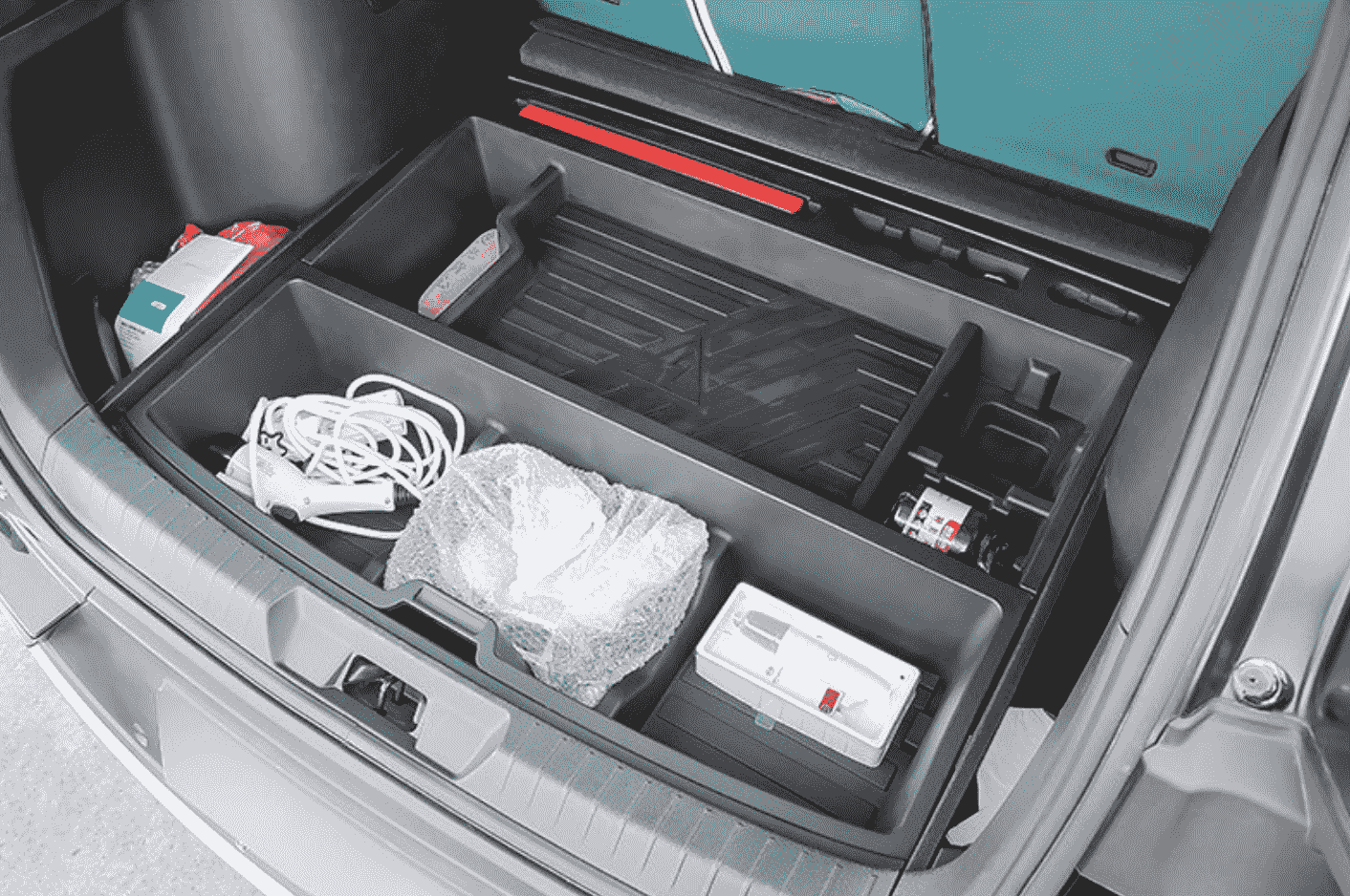 Xevaban.com ở 214 Giải Ph&oacute;ng l&agrave; đơn vị chuy&ecirc;n cung cấp phụ kiện oto, đồ chơi oto,&nbsp;đồ chơi byd sealion 6,&nbsp;phụ kiện byd sealion 6, xevaban, 214 giải ph&oacute;ng, hộp đồ cốp sau sealion 6, cốp sau sealion 6, hộp để đồ cốp sau.